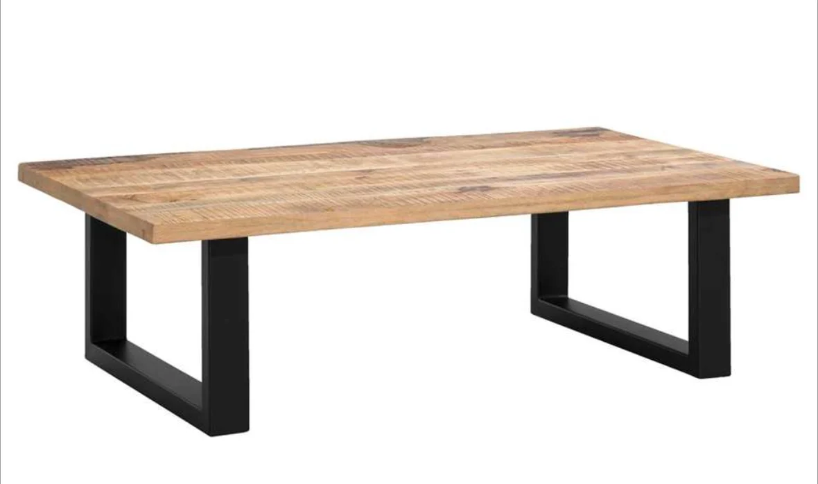 De Salontafel Mangohout Scandinavisch heeft een tijdloos ontwerp met een naturel houten blad en twee zwart metalen U-vormige poten, tegen een effen witte achtergrond.