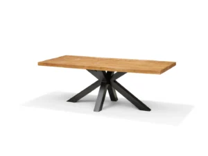 De EETK STENVAD 300X100 MANGO NATUREL 6CM is een rechthoekige houten tafel met een dik, lichtbruin mangohouten blad en een modern zwart metalen onderstel met schuine poten die in het midden samenkomen, afgebeeld tegen een effen witte achtergrond.