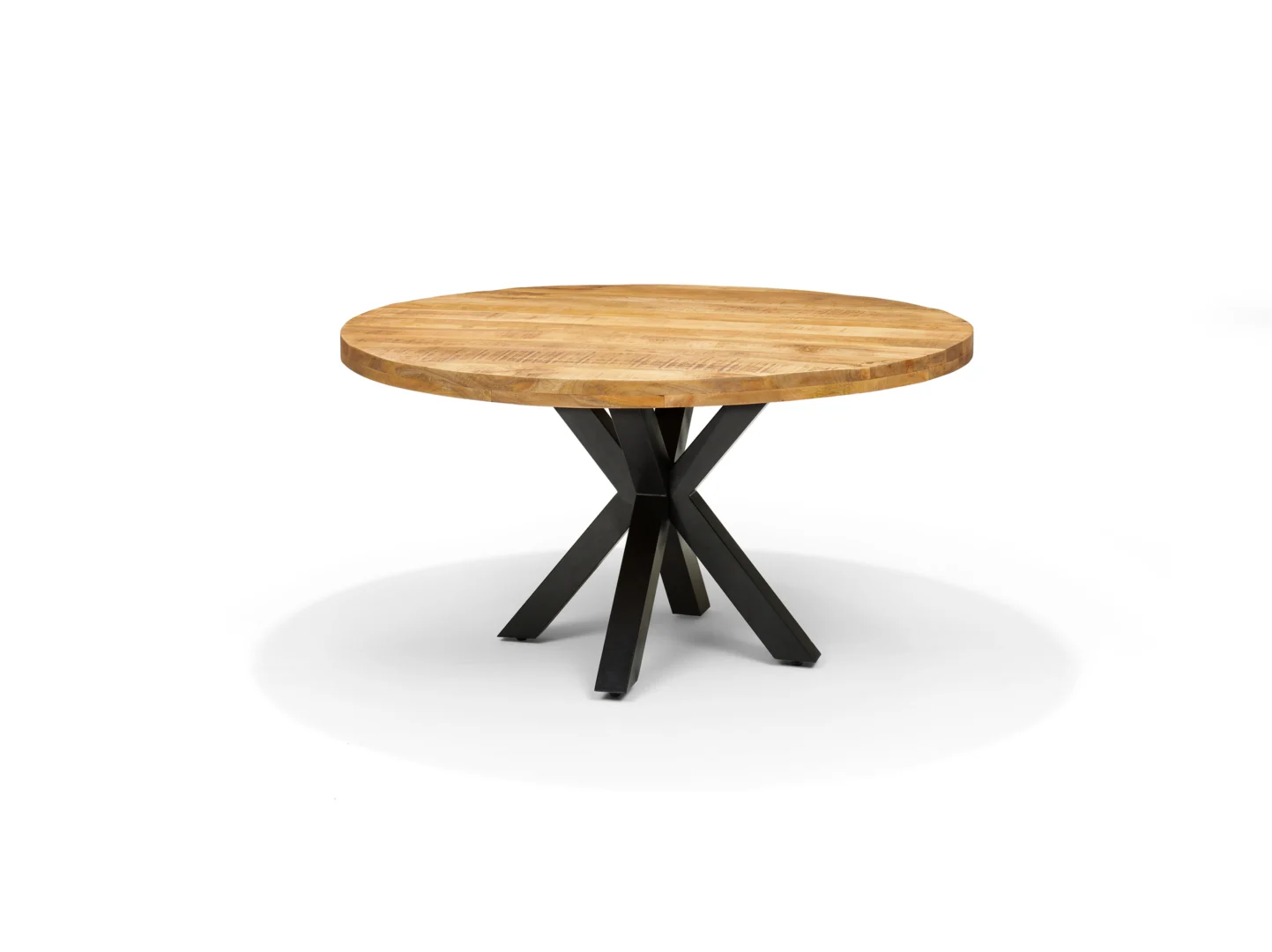 Eettafel SPIDER Mango - 120 Rond: ronde houten tafel met een lichtgekleurd blad en zwarte kriskras metalen poten, tegen een effen witte achtergrond.