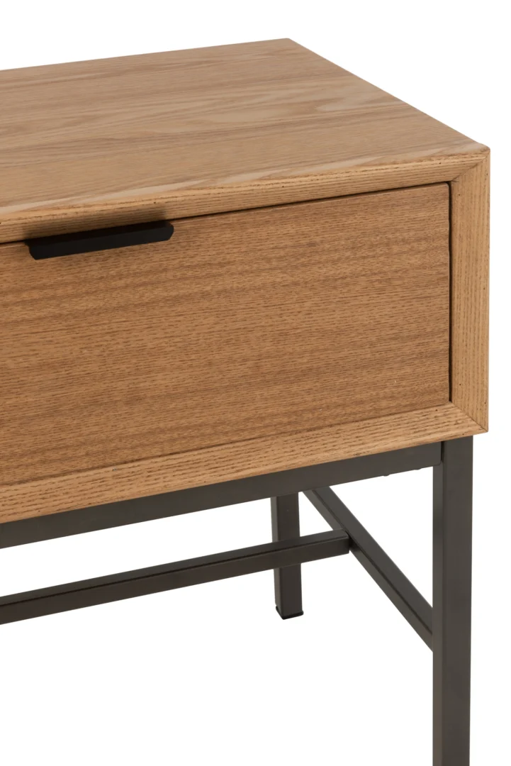 Close-up van het Nachtkastje Metaal 30 x 47 CM: een houten lade met een zwart handvat, vastgehouden door een zwart metalen frame met dwarsbalken, tegen een effen witte achtergrond.