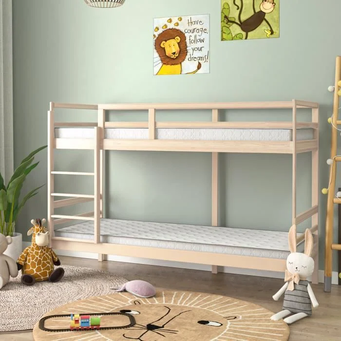 Houten stapelbed met schuimmatras 90x190 in kinderkamer. Zacht licht, speelse inrichting met dierenmotieven en ronde vloerkleden.