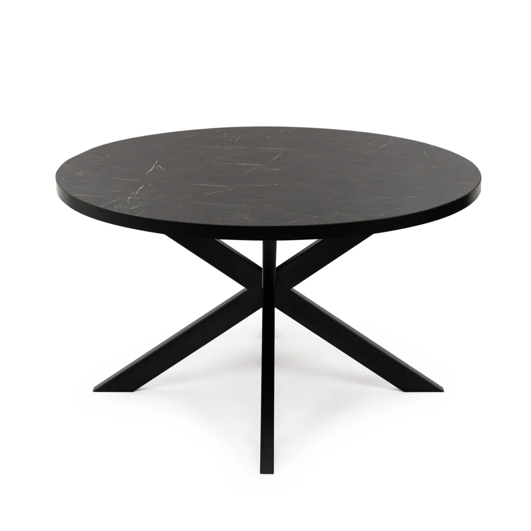 De Stalux Ronde eettafel 'Daan' (120cm) heeft een rond zwart tafelblad met marmerlook afwerking en een modern X-vormig onderstel, tegen een effen witte achtergrond.