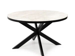 De Stalux Ronde eettafel 'Daan' (120cm) heeft een wit marmeren blad en een modern zwart metalen onderstel met vier schuine poten die elkaar in het midden kruisen.