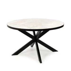 De Stalux Ronde eettafel 'Daan' (120cm) heeft een wit marmeren blad en een modern zwart metalen onderstel met vier schuine poten die elkaar in het midden kruisen.
