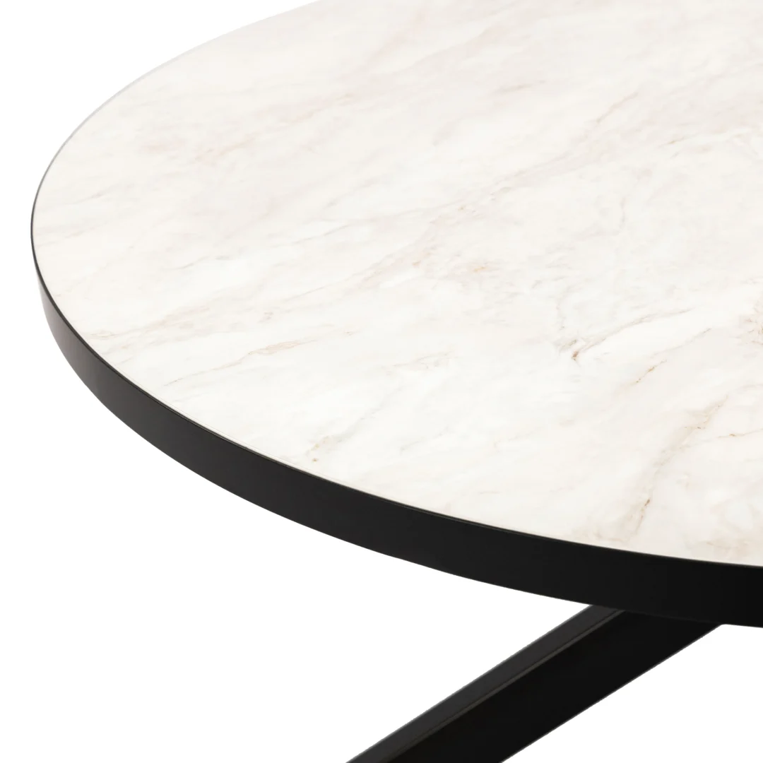 Een close-up van de Stalux Ronde eettafel 'Daan' (120cm), met een licht marmeren blad met een dunne zwart metalen rand en poten, in zwart/wit marmer.