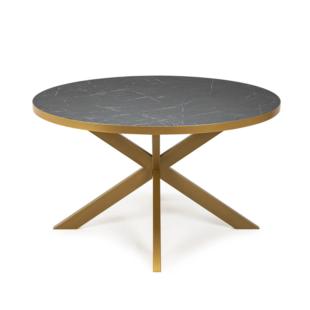 De Stalux Ronde eettafel 'Daan' (120cm) heeft een zwart marmeren blad en een goud metalen onderstel met vier schuine poten die elkaar in het midden kruisen.