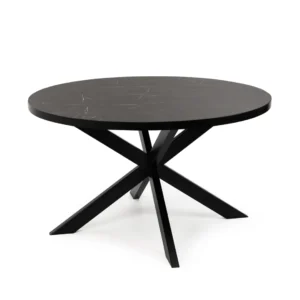 De Stalux Ronde eettafel 'Daan' (135cm) heeft een zwart, marmerachtig oppervlak en een modern geometrisch onderstel met vier schuine poten die elkaar in het midden kruisen.