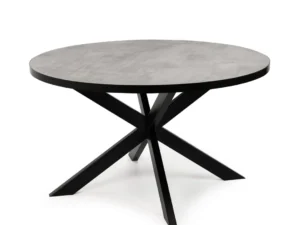 De Stalux Ronde eettafel 'Daan' (135cm) heeft een grijs betonnen blad en een modern zwart onderstel met vier schuine poten die elkaar in het midden kruisen.