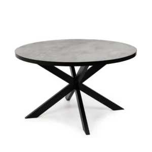 De Stalux Ronde eettafel 'Daan' (135cm) heeft een grijs betonnen blad en een modern zwart onderstel met vier schuine poten die elkaar in het midden kruisen.