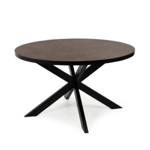 De Stalux Ronde eettafel 'Daan' (135cm) heeft een rond tafelblad in lederlook bruin en een modern zwart metalen onderstel met vier elkaar kruisende schuine poten.