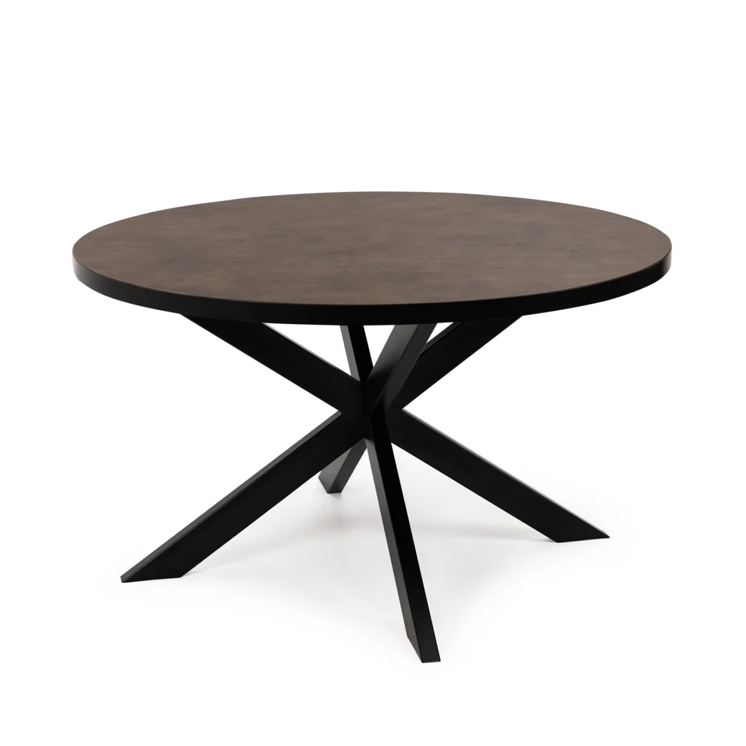 De Stalux Ronde eettafel 'Daan' (135cm) heeft een rond tafelblad in lederlook bruin en een modern zwart metalen onderstel met vier elkaar kruisende schuine poten.