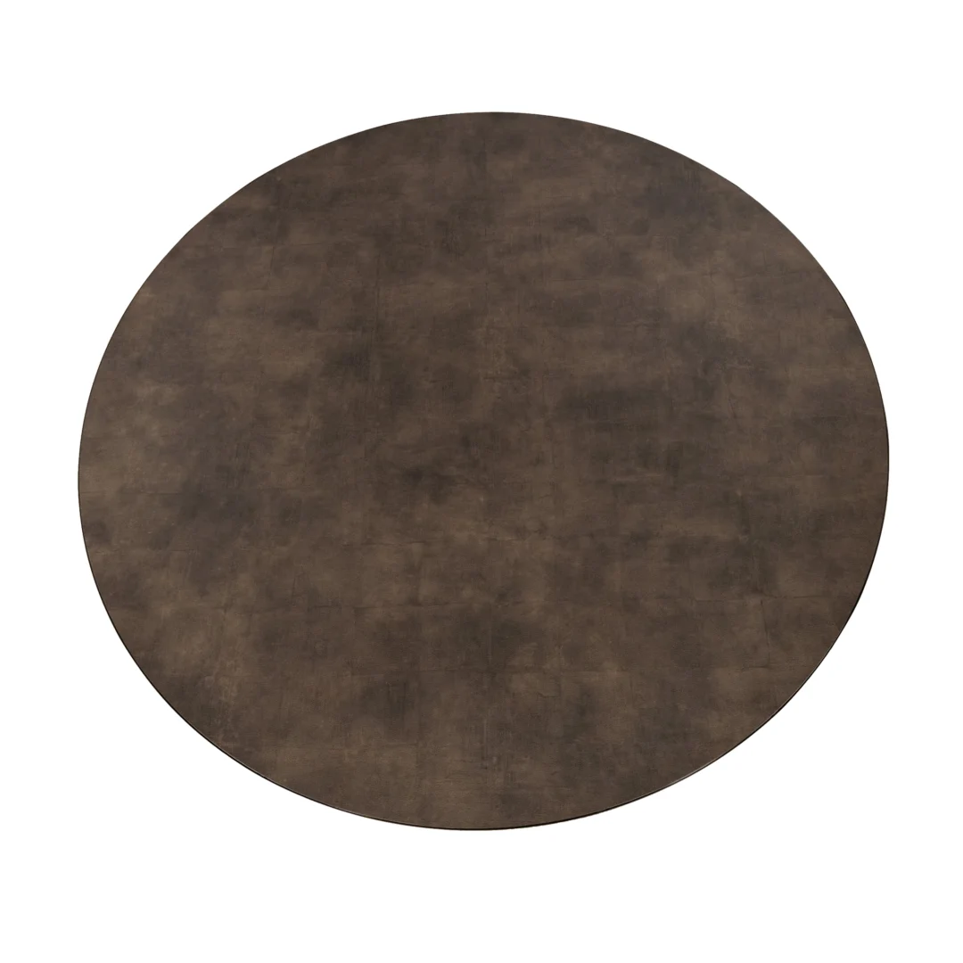 De Stalux ronde eettafel 'Daan' (135cm) heeft een groot, rond tafelblad in zwart/lederlook bruin met een glad, subtiel gestructureerd houtachtig oppervlak, van bovenaf afgebeeld tegen een witte achtergrond.