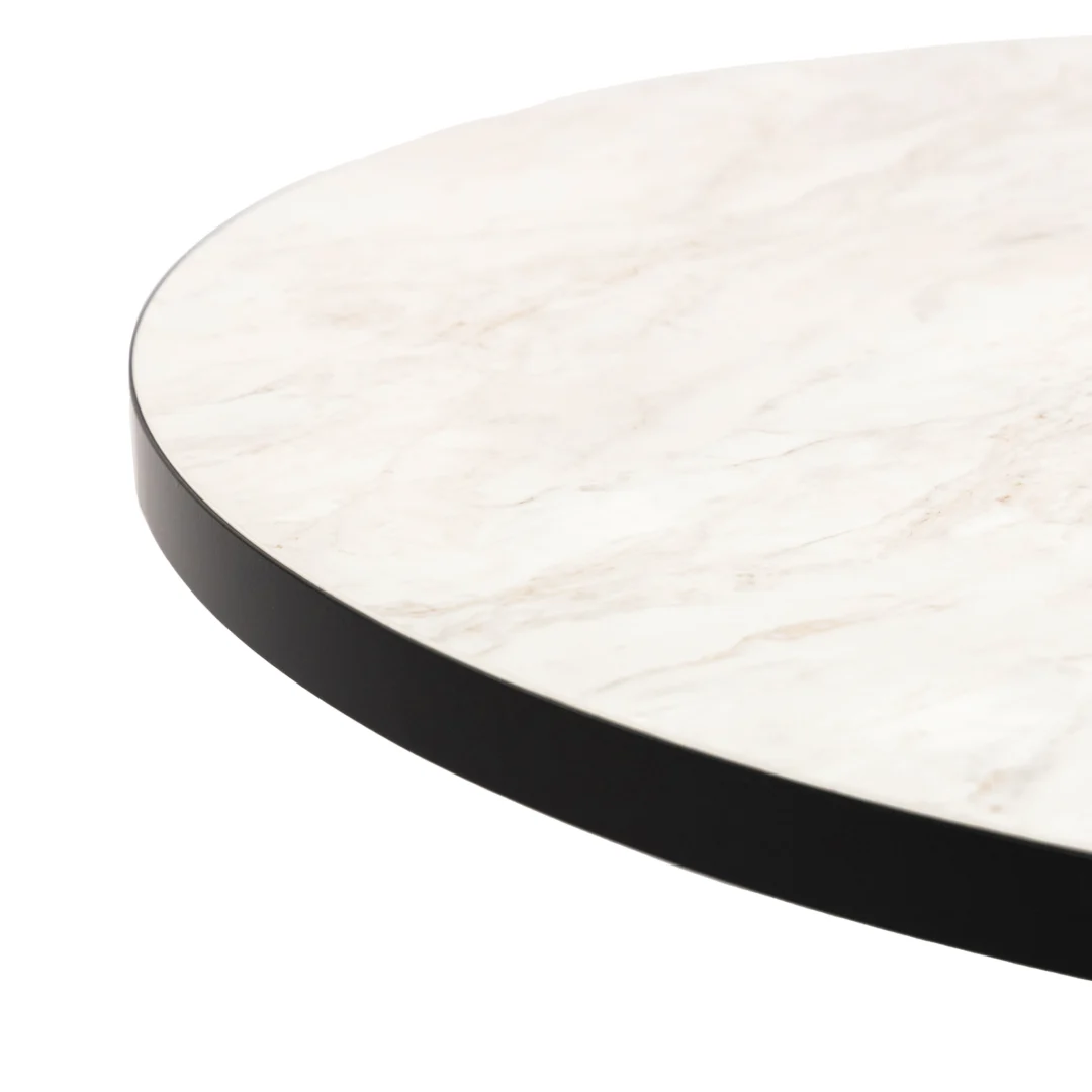 Een close-up van de Stalux Ronde eettafel 'Daan' (135cm), met een rond tafelblad met een wit marmerachtig oppervlak en zwarte rand, getoond op een effen witte achtergrond.