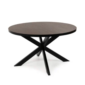De Stalux Ronde eettafel 'Daan' 135cm heeft een rond, donkerbruin houten blad en zwarte, elkaar kruisende metalen poten in een X-vormig onderstel, tegen een witte achtergrond.