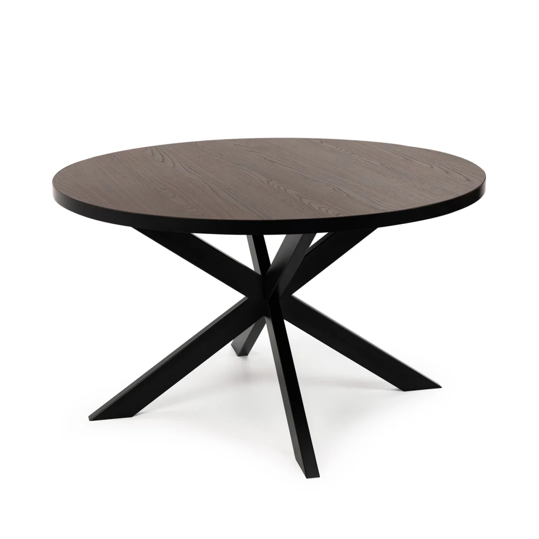 De Stalux Ronde eettafel 'Daan' 135cm heeft een rond, donkerbruin houten blad en zwarte, elkaar kruisende metalen poten in een X-vormig onderstel, tegen een witte achtergrond.
