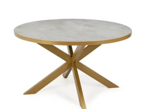 De Stalux Ronde eettafel 'Daan' (135cm) heeft een lichtgrijs, betonlook rond blad en een modern gouden onderstel met vier schuine poten die elkaar in het midden kruisen.