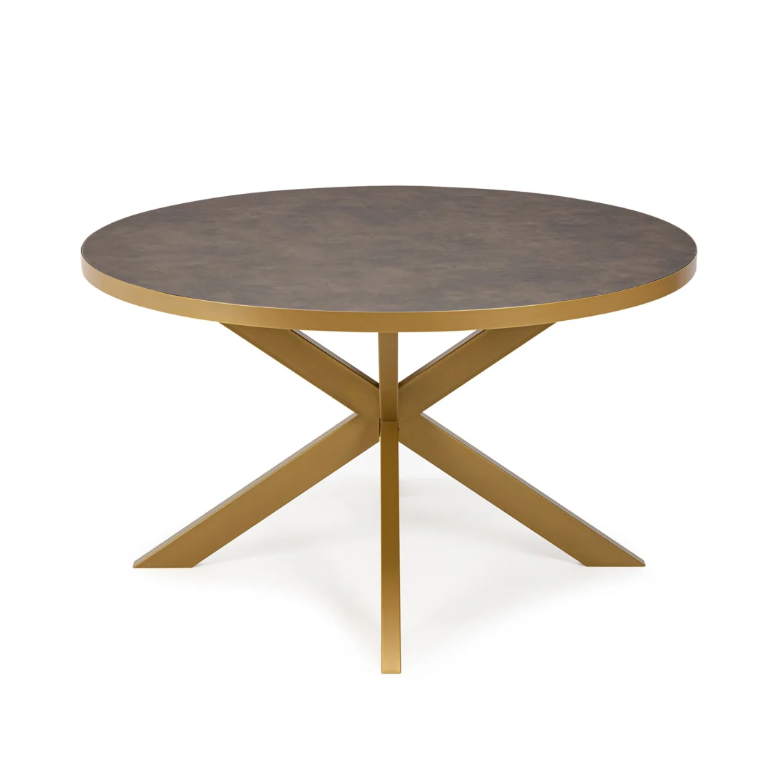 De Stalux Ronde eettafel 'Daan' (135cm) heeft een modern ontwerp met een lederlook bruin blad en goudkleurige metalen poten in een kruisvormig X-vormig onderstel.
