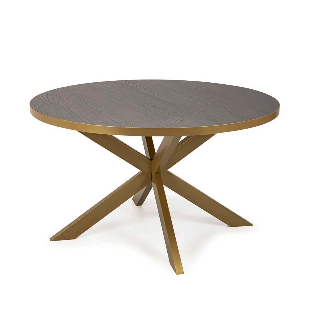 De Stalux Ronde eettafel 'Daan' (135cm) heeft een donkerbruin houten blad en een goudkleurig, hoekig kruisend metalen onderstel, tegen een witte achtergrond.