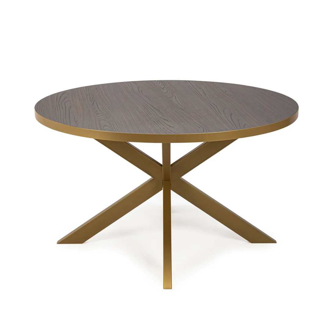 De Stalux Ronde eettafel 'Daan' (135cm) heeft een donkerbruin houten blad en goudkleurige metalen poten in een modern kriskras X-vormig ontwerp. Afgebeeld tegen een effen witte achtergrond.