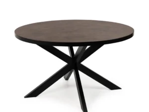 De Stalux Ronde eettafel 'Daan' (148cm) heeft een rond, lederlook bruin blad en vier zwarte, schuine poten die elkaar in het midden kruisen, waardoor een modern geometrisch onderstel ontstaat.