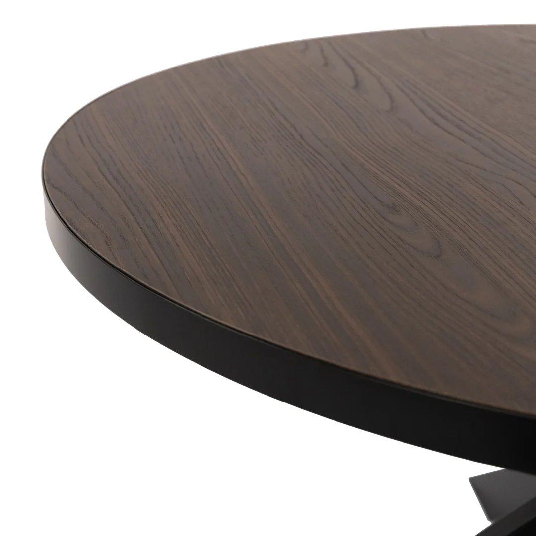Een close-up van de Stalux Ronde eettafel 'Daan' 148cm, met het ronde zwart/bruine houten tafelblad met donkere nerf en gladde rand, tegen een effen witte achtergrond.