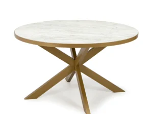 De Stalux ronde eettafel 'Daan' (148cm) heeft een wit marmeren blad en een goud metalen onderstel met vier schuine poten die elkaar in het midden kruisen.