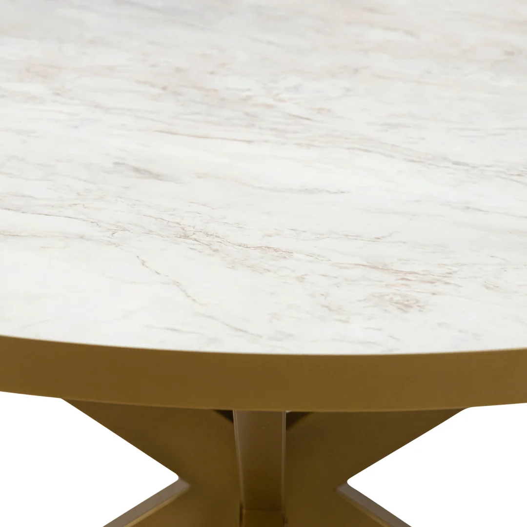 Close-up van de Stalux Ronde eettafel 'Daan' (148cm) met een rond tafelblad in wit en lichtbeige marmerdessin op een moderne goudkleurige geometrische voet.