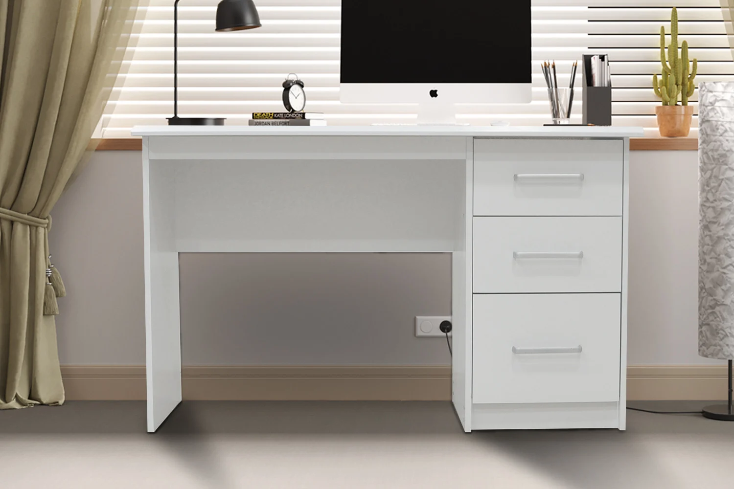 Witte bureau 75x121x60 met 3 lades. Ruimtebesparend en modern design voor thuiswerken of studeren.