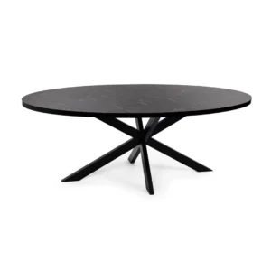De Stalux Ovale eettafel 'Mees' (180 x 100cm) heeft een strakke zwarte ovale vorm, een glad zwart marmeren blad en een geometrisch kruisend metalen onderstel, alles tegen een witte achtergrond.