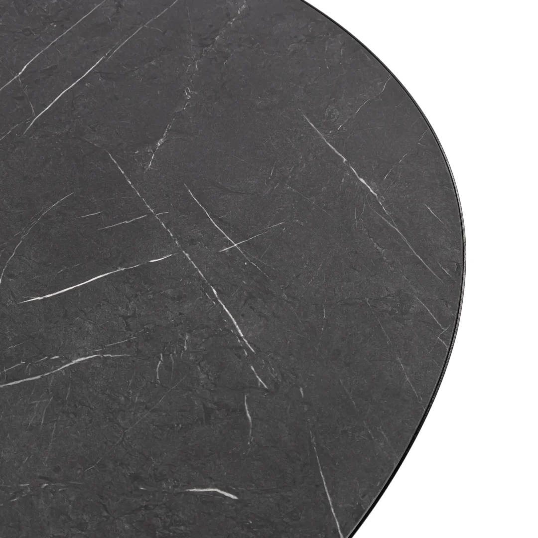 Een close-up van de Stalux Ovale eettafel 'Mees' (180 x 100cm) in zwart, met een rond tafelblad in zwarte marmerlook met subtiele witte adering.