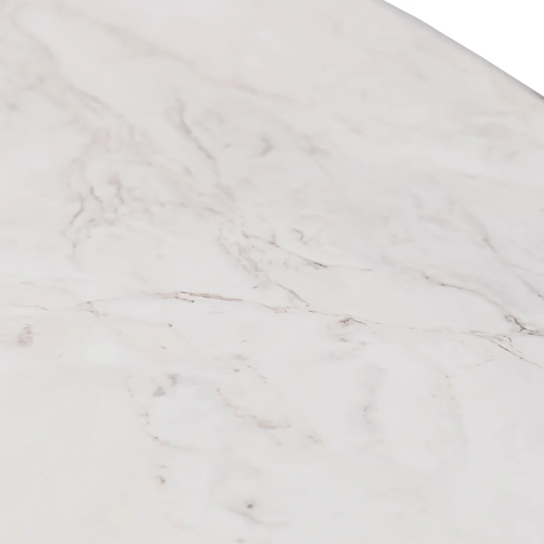 Close-up van de Stalux Ovale eettafel 'Mees' (210 x 100cm) in zwart/wit marmer, met het gladde oppervlak met subtiele grijze adering en natuurlijke patronen.