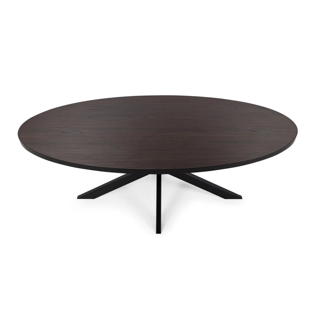 De Stalux Ovale eettafel 'Mees' (210 x 100cm) heeft een rond, zwart/bruin houten tafelblad en een strak, zwart metalen onderstel met vier poten.
