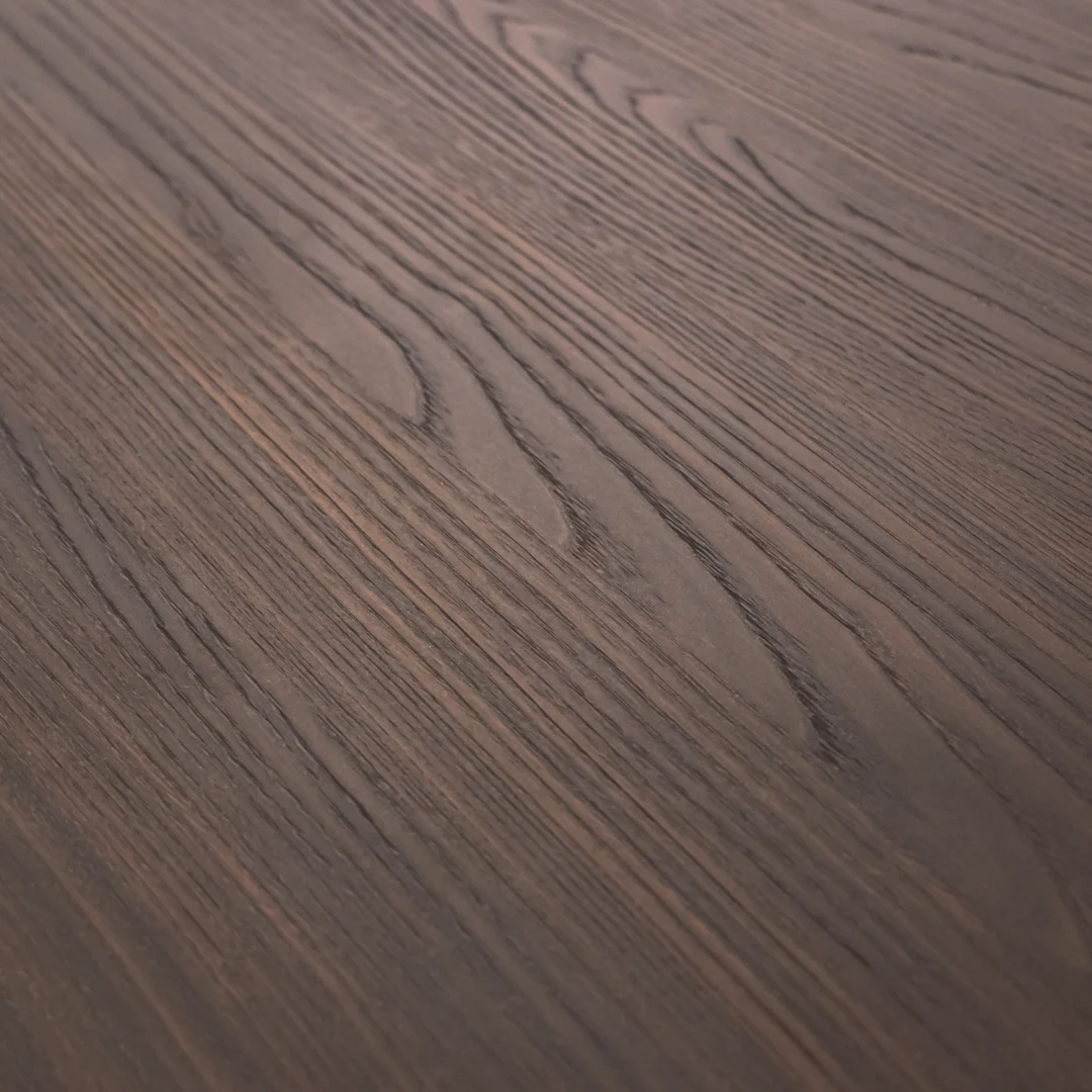 Close-up van de Stalux Ovale eettafel 'Mees' 210 x 100cm in zwart/bruin hout, met de nadruk op het donkerbruine houten oppervlak met natuurlijke nerfpatronen, lijnen en rondingen die typisch zijn voor kwaliteitshout.