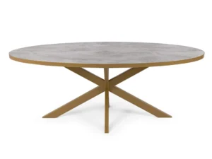 De Stalux Ovale eettafel 'Mees' (210 x 100cm) heeft een modern, minimalistisch ontwerp met een lichtgrijs betonnen blad en een goudkleurig metalen onderstel met vier kruisende schuine poten.