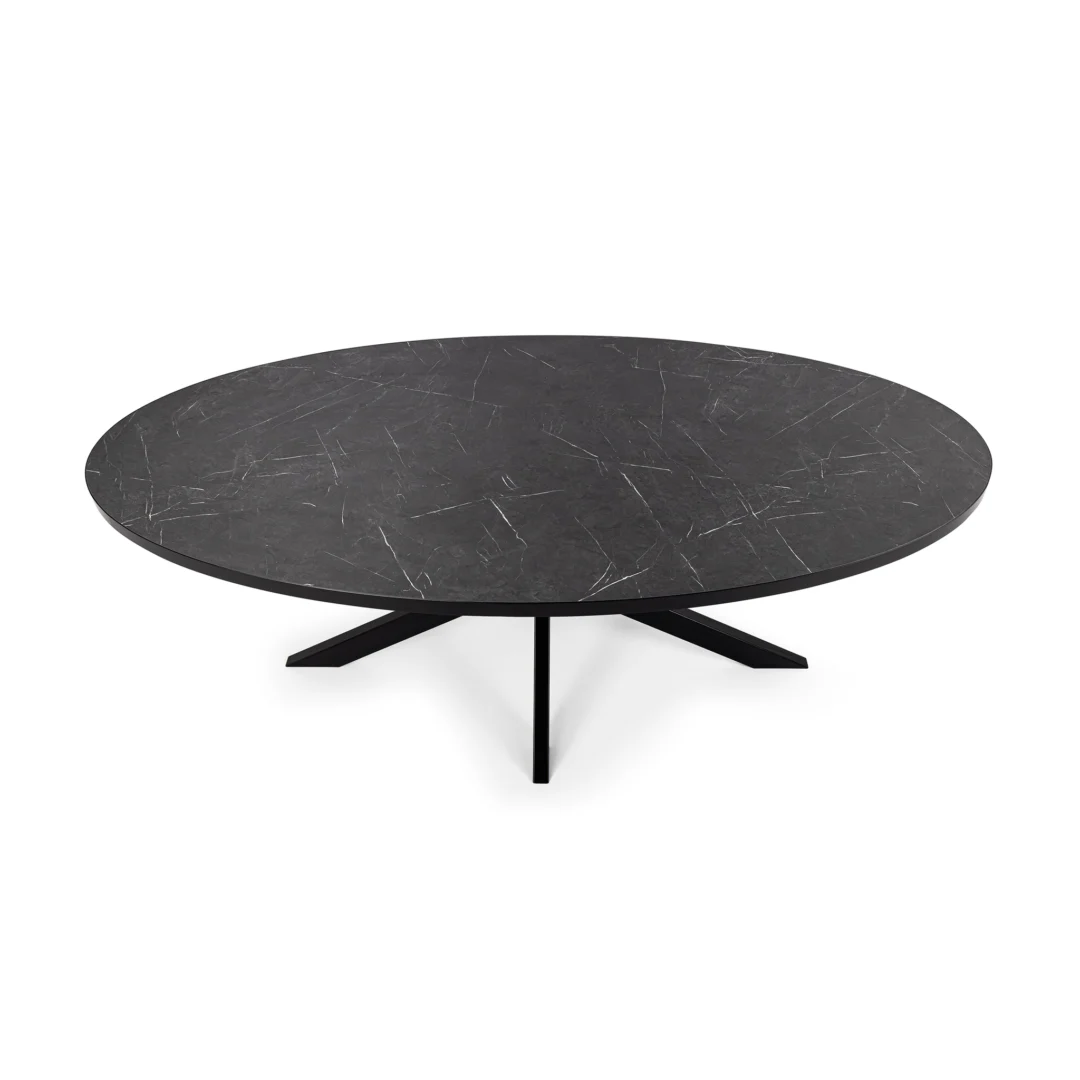 De Stalux Ovale eettafel 'Mees' (240 x 110cm) heeft een strak zwart, gemarmerd ovaal oppervlak met vier moderne zwarte schuine poten, ideaal voor een minimalistische eetkamer.