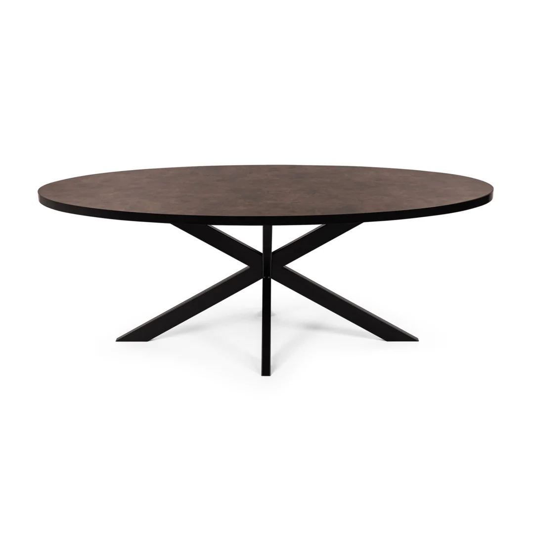 De Stalux Ovale eettafel 'Mees' (240 x 110cm) heeft een lederlook bruin blad en zwarte gekruiste metalen poten tegen een witte achtergrond.
