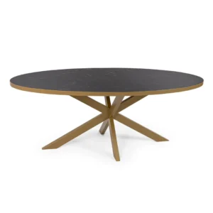 De Stalux Ovale eettafel 'Mees' (240 x 110 cm) heeft een blad met zwart marmerpatroon en stervormige hoekige goudmetalen poten.