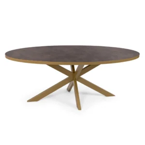 De Stalux Ovale eettafel 'Mees' (240x110cm) heeft een lederlook bruin ovaal blad en een opvallend goud metalen onderstel met kruisende schuine poten.