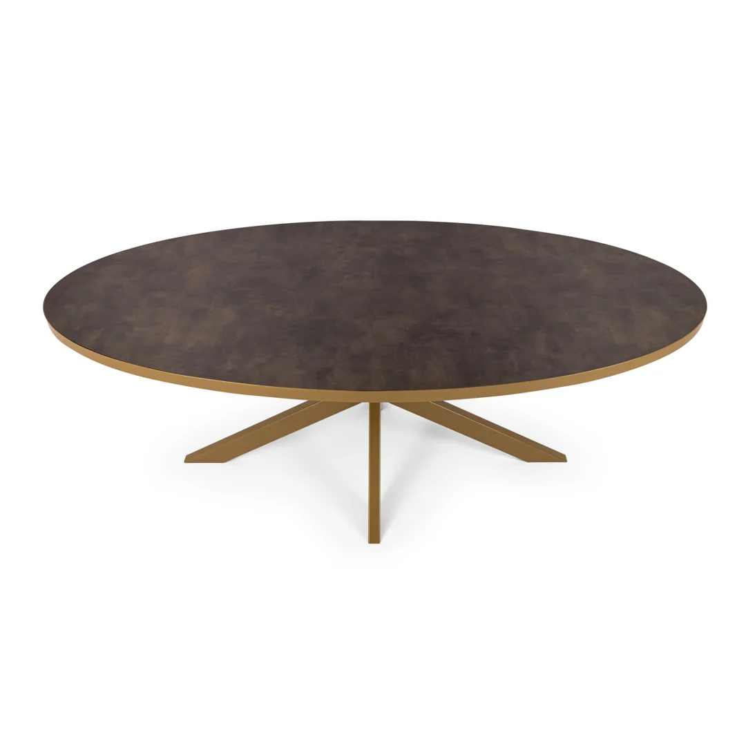 De Stalux Ovale eettafel 'Mees' (240 x 110cm) heeft een luxe lederlook bruin blad en een goudkleurig onderstel en is een elegant en modern middelpunt voor je eetkamer.
