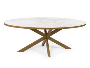 De Stalux Ovale eettafel 'Mees' (240 x 110cm) heeft een wit marmeren blad en een opvallend goud geometrisch onderstel met kruisende poten.