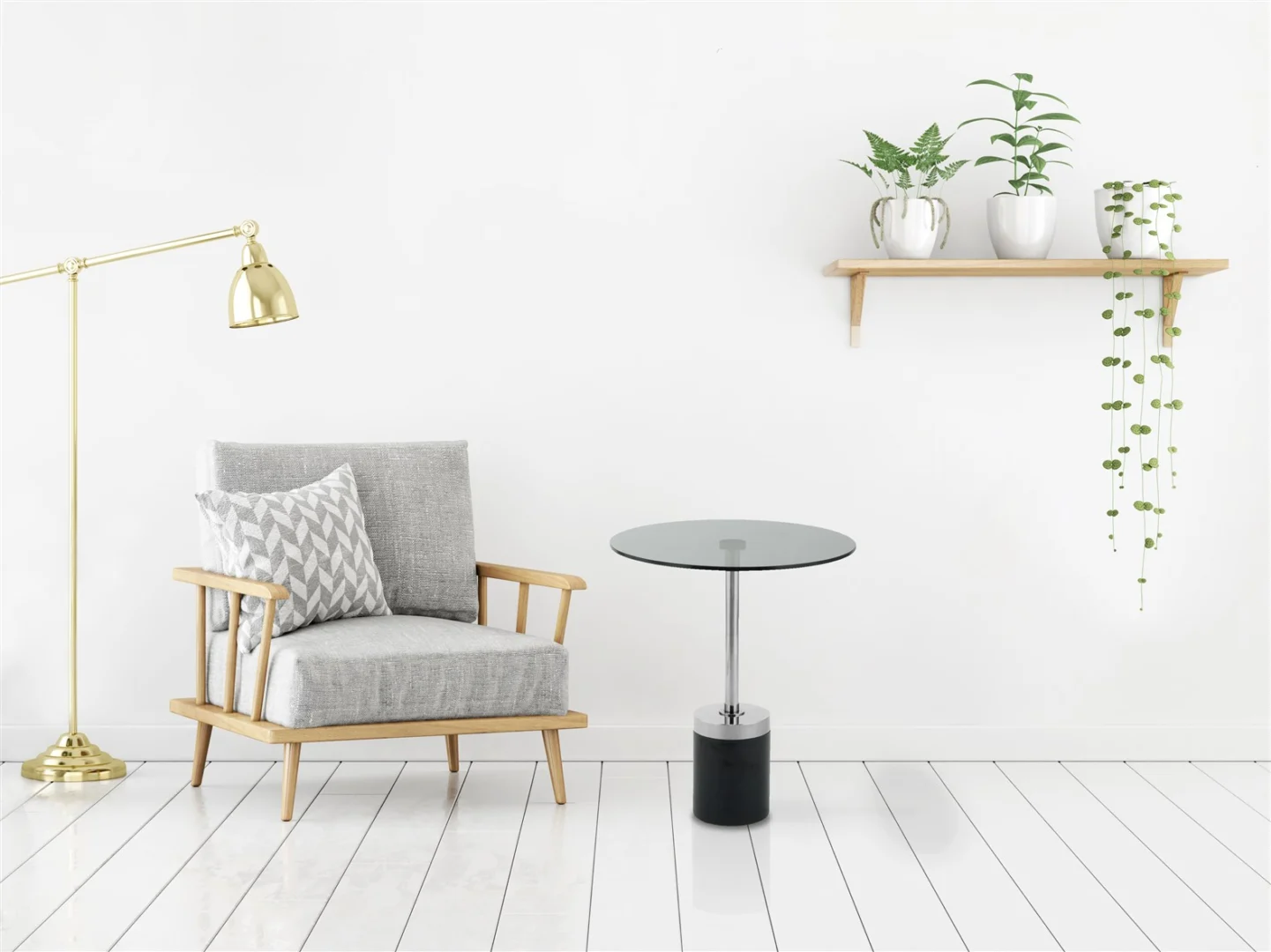 Een moderne, minimalistische woonkamer met een houten fauteuil met grijze kussens, een Bijzettafel Zwart Marmer Chique, een gouden staande lamp en een houten plank met potplanten tegen een witte muur en vloer.