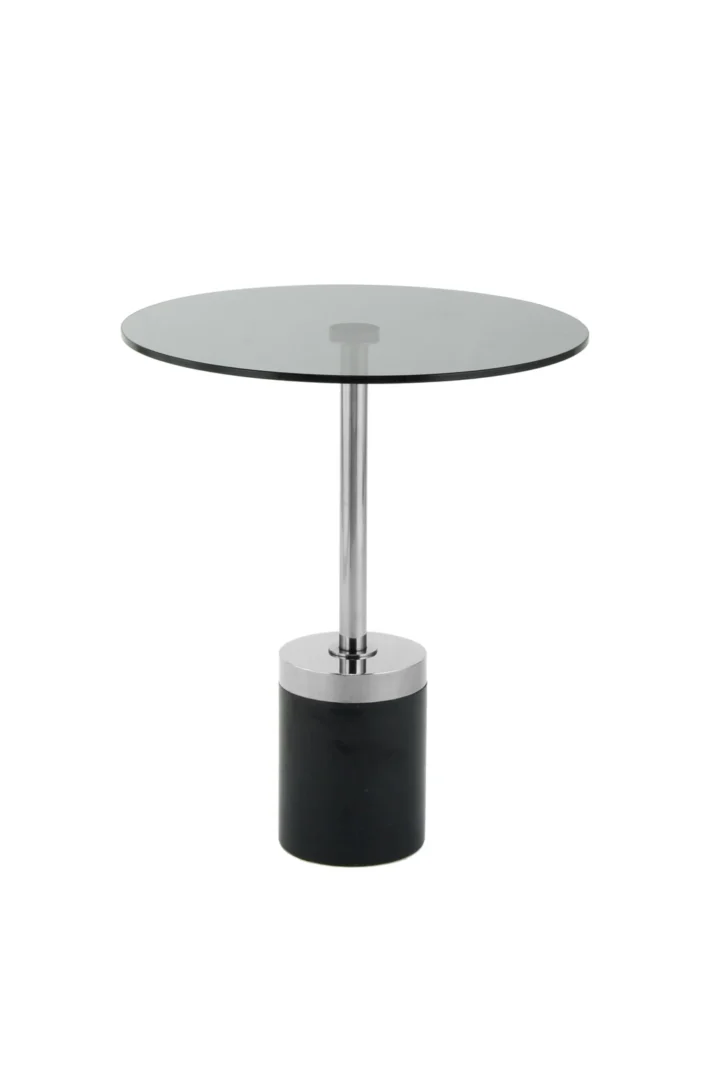 De Bijzettafel Zwart Marmer Chique is een moderne ronde tafel met een glazen blad, een enkele chromen metalen steun en een zwart cilindrisch onderstel.