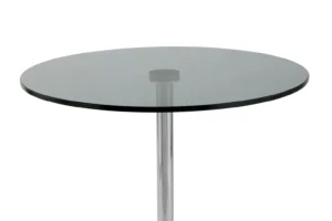 De Bijzettafel Roest heeft een klassiek wit marmeren blad met een slanke, enkele metalen poot tegen een witte achtergrond.