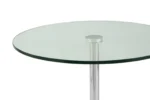De Bijzettafel Zilver van Wit Marmer heeft een rond glazen tafelblad dat wordt ondersteund door een enkele cilindrische metalen poot, tegen een effen witte achtergrond.