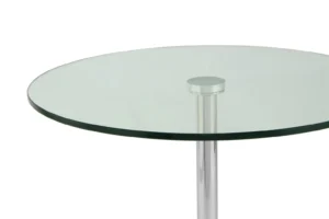 De Bijzettafel Zilver van Wit Marmer heeft een rond glazen tafelblad dat wordt ondersteund door een enkele cilindrische metalen poot, tegen een effen witte achtergrond.