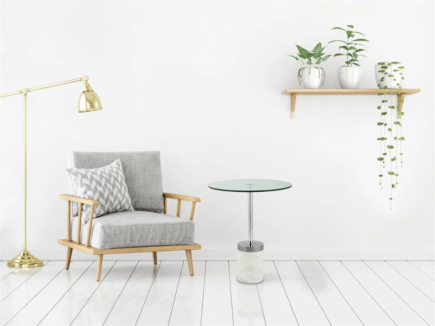 Een moderne minimalistische woonkamer met een grijze fauteuil, geometrisch kussen, Bijzettafel Zilver met een wit marmeren blad, gouden staande lamp en een houten wandplank met drie potplanten tegen een witte muur en vloer.