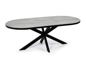 De Stalux Plat ovale eettafel 'Noud' (180 x 100) heeft een lichtgrijs betonnen tafelblad en zwarte, kruisende, schuine poten die een moderne stervormige basis vormen.