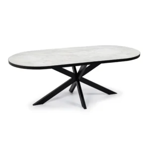 De Stalux Plat ovale eettafel 'Noud' (180 x 100) heeft een wit marmeren blad en een zwart geometrisch metalen onderstel met schuine poten, een combinatie van moderne stijl in zwart en wit.