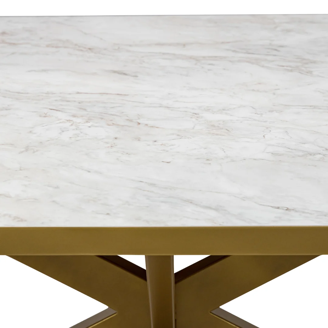 Een close-up van de Stalux Plat ovale eettafel 'Noud' (240 x 100) met een wit marmeren blad en een goud geometrisch metalen onderstel.