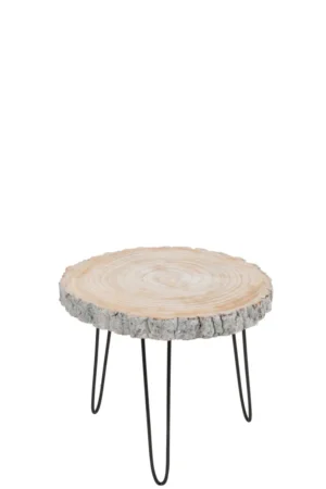 De Bijzettafel Greige is een kleine ronde bijzettafel met een blad van natuurlijk hout, schorsranden en drie slanke grijze ijzeren poten.